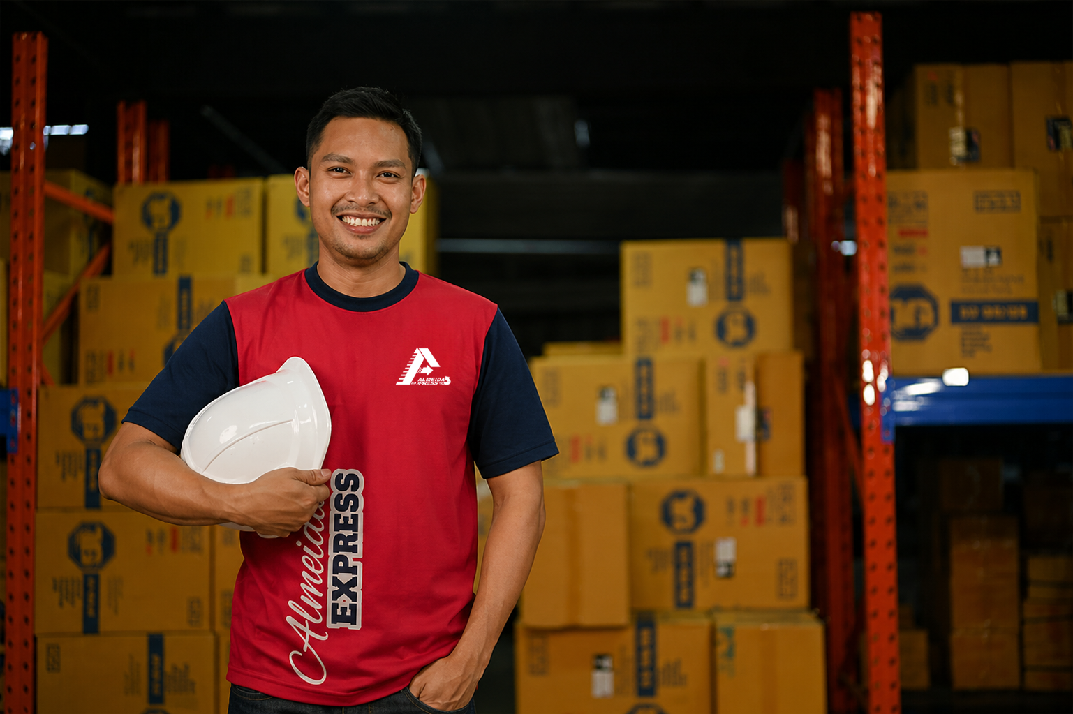 Colaborador Almeida Express com uniforme no centro logístico